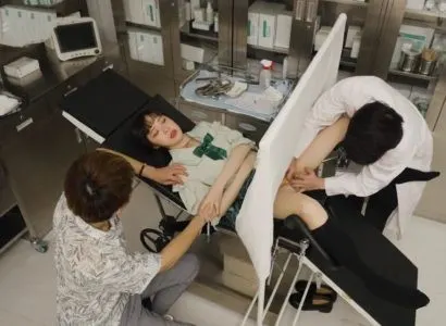 Poster of Bệnh nhân đi khám bệnh bác sĩ lợi dụng địt