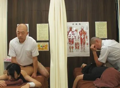 Poster of Dẫn bạn gái đi mát-xa rồi bị địt cạnh bên mà không hề hay biết