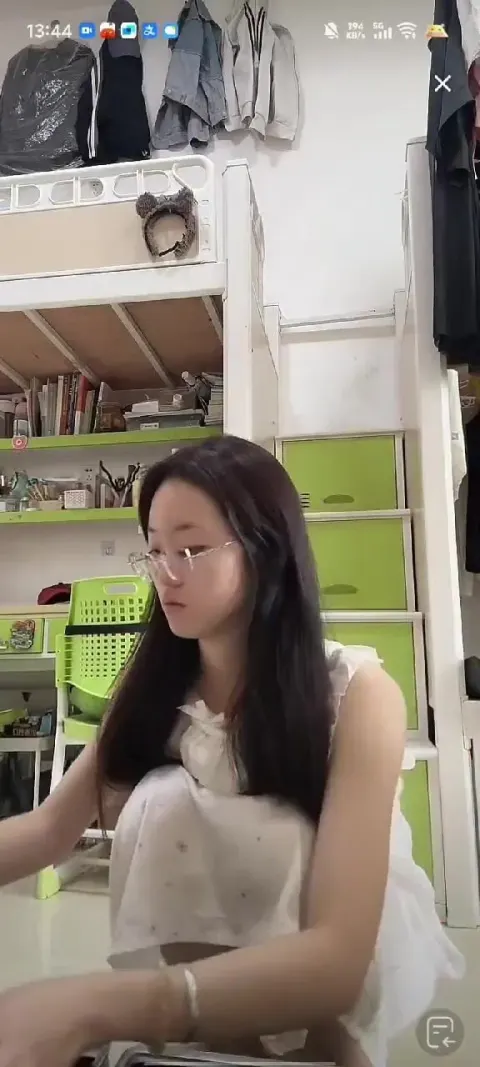 Poster of Dọn dẹp kí túc xá em gái quên mình ko mặc sì líp lộ cái lồn đầy lông đen sì.