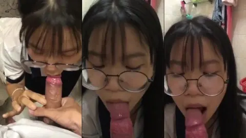 Poster of Đưa bé nữ sinh tan học về nhà em chưa kịp thay đồ đã bú cu nuốt tinh trong wc phòng em