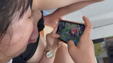Poster of Em đang dở game mà anh cứ bắt bú cu