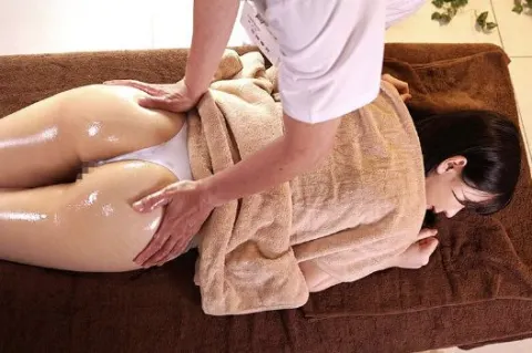 Poster of Một số nhân viên massage già thích thú với em nữ sinh xinh đẹp