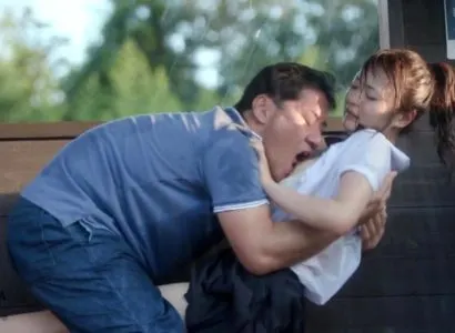 Poster of Những em nữ sinh trú mưa ở bến xe buýt cũ gặp phải tên biến thái