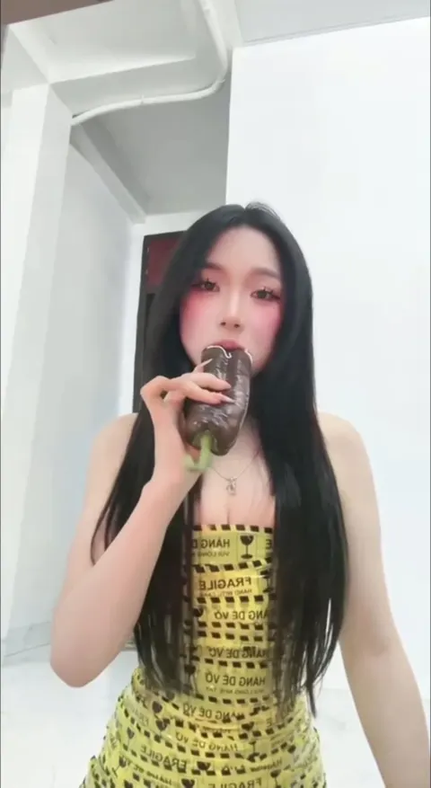 Poster of tiktok ker thì cũng lộ clip mà thôi